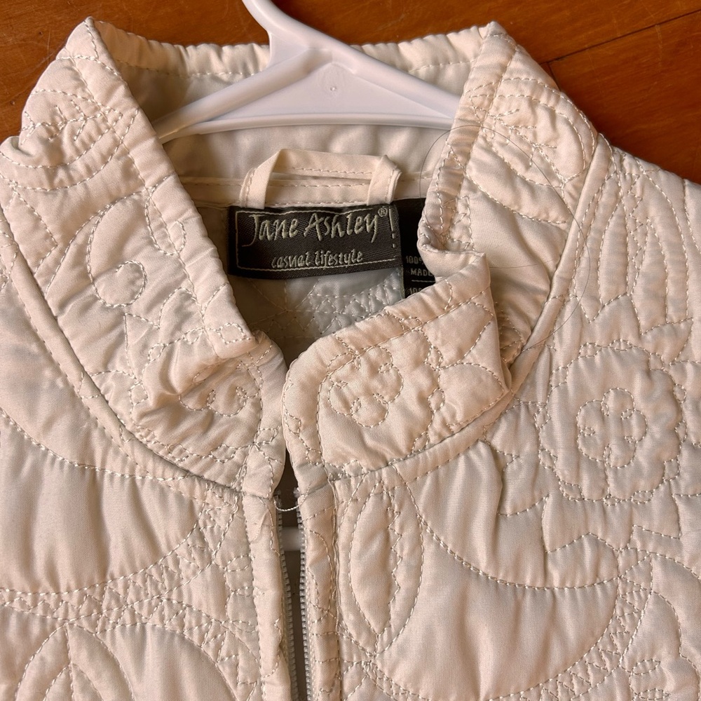 🛍️ Jane Ashley Cream Floral Quilted Vest - Picture 3 of 6